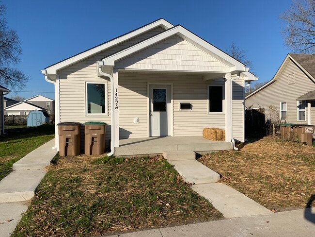 1422 Chestnut St, Unit B in Columbus, IN - Foto de edificio - Building Photo