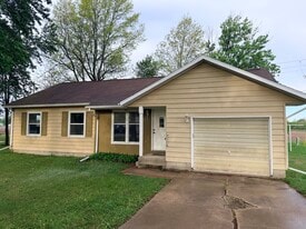 208 Meadows Dr in Altamont, IL - Building Photo