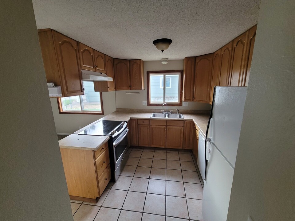1320 E 5th N in Mountain Home, ID - Foto de edificio