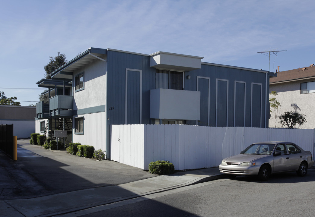 123 Melody Ln in Costa Mesa, CA - Foto de edificio