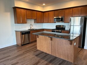 700 N State St, Unit 402 in Bellingham, WA - Building Photo - Building Photo