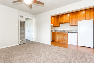 Sunset Village Apartments in West Sacramento, CA - Building Photo - Interior Photo