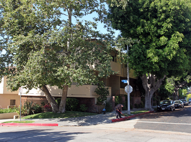 11662 Rochester Ave in Los Angeles, CA - Building Photo - Building Photo