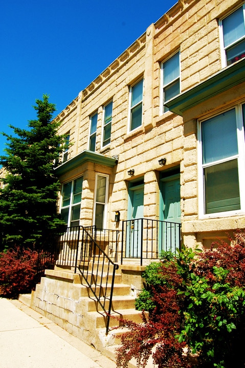 Castle Townhomes in Minneapolis, MN - Building Photo