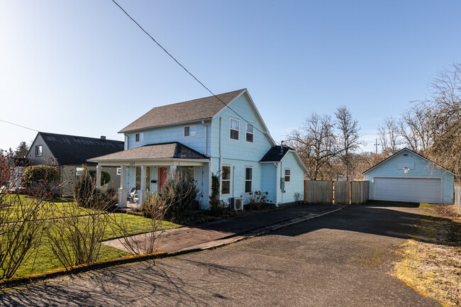 169 N Vernonia Rd in Saint Helens, OR - Foto de edificio - Building Photo