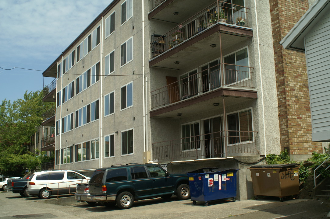 Iro Apartments in Seattle, WA - Building Photo