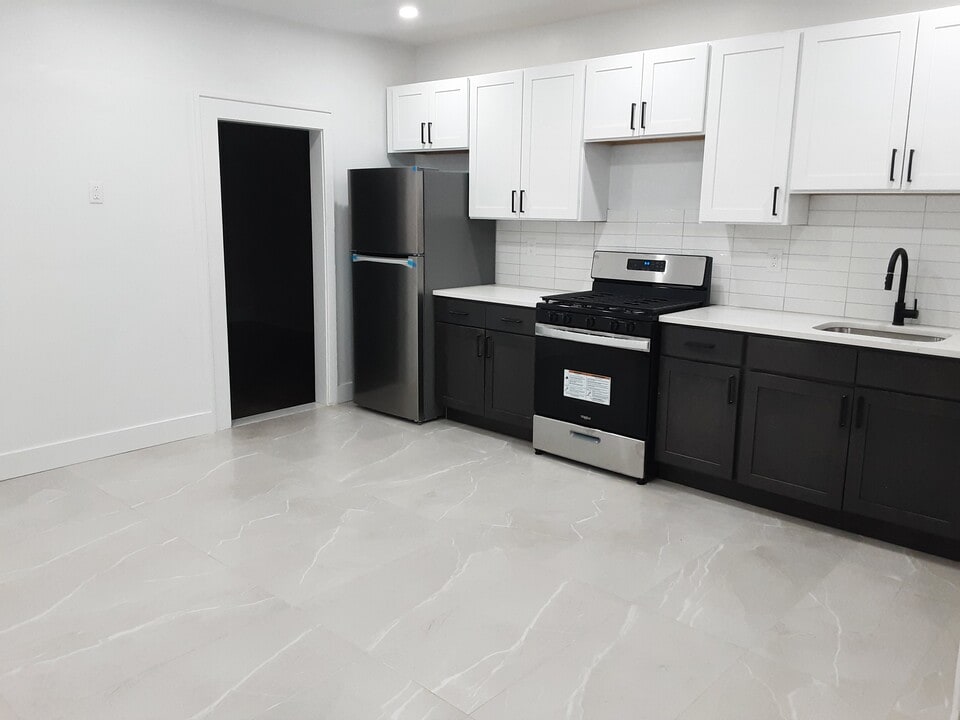 44 Bross Pl, Unit 2 in Irvington, NJ - Building Photo