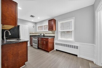 552 Old Country Rd in Plainview, NY - Building Photo - Building Photo