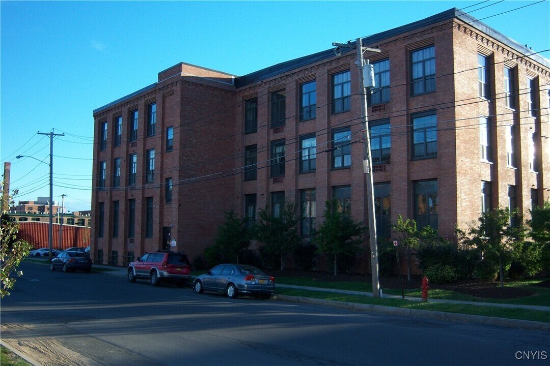 210 W Division St in Syracuse, NY - Building Photo