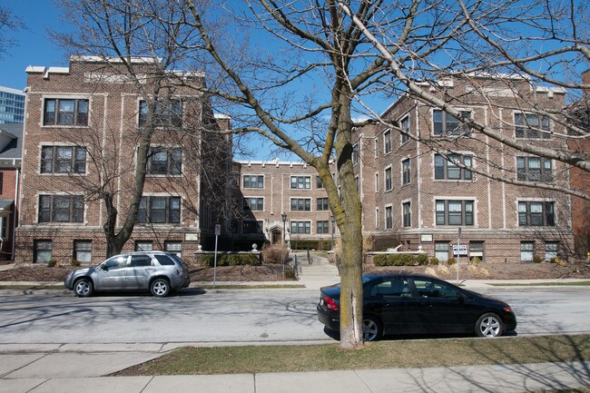 Rosalind Court in Milwaukee, WI - Foto de edificio - Building Photo