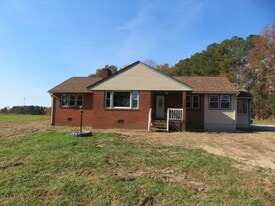 11416 Quaker Rd in Dinwiddie, VA - Building Photo