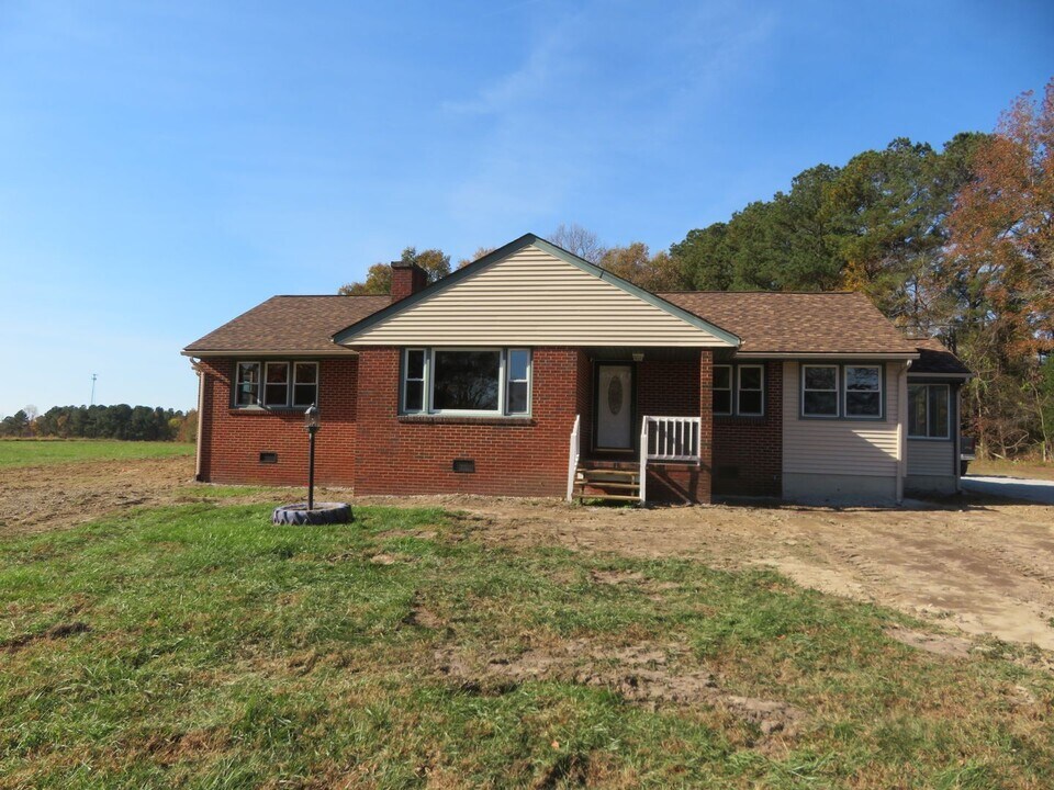 11416 Quaker Rd in Dinwiddie, VA - Building Photo