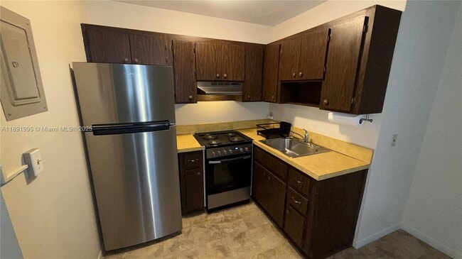 2400 SW 42nd Ave in Fort Lauderdale, FL - Building Photo - Building Photo