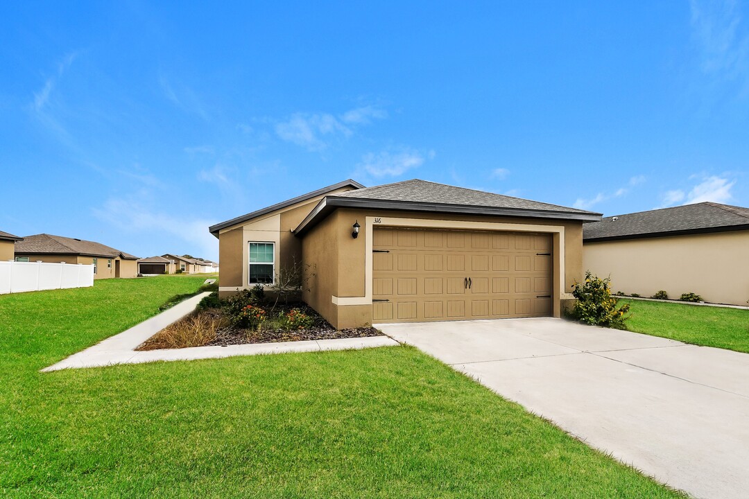 316 Kensington View Dr in Winter Haven, FL - Foto de edificio