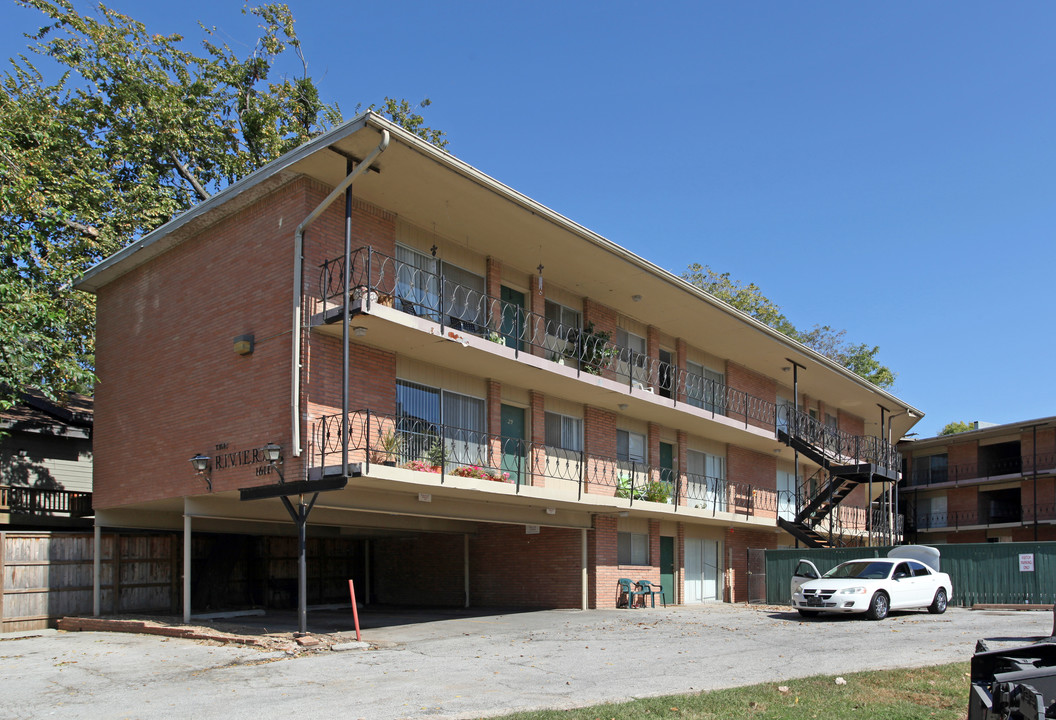 Riviera Apartments in Tulsa, OK - Building Photo