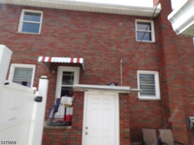 22 John St in East Rutherford, NJ - Building Photo - Building Photo
