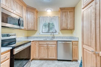 18 Village Rd in Southington, CT - Foto de edificio - Building Photo
