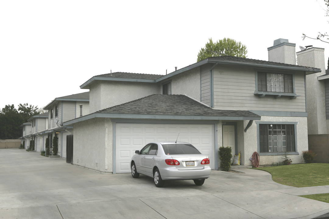 8615 E Cedar St in Bellflower, CA - Foto de edificio