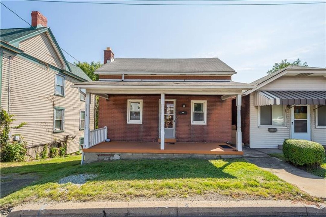 1224 Washington Pike in Bridgeville, PA - Building Photo