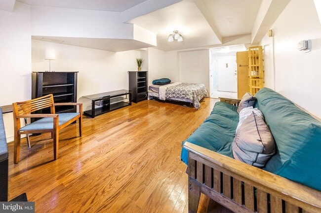 3315 Wisconsin Ave NW, Unit B1 in Washington, DC - Building Photo - Building Photo