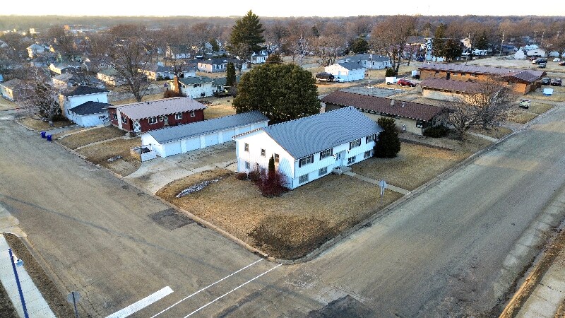 214 8th Ave SE in Oelwein, IA - Building Photo