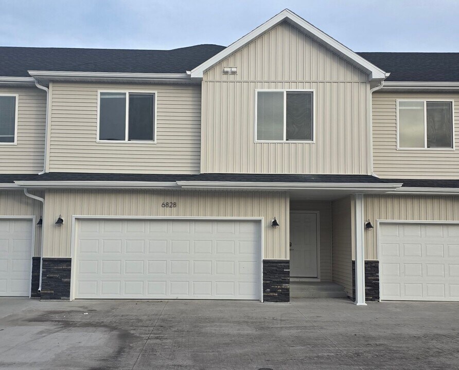 6828 27th St S in Fargo, ND - Building Photo