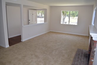 16042 Waikiki Ln, Unit A in Huntington Beach, CA - Building Photo - Building Photo
