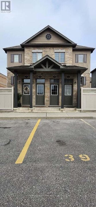 3200 Singleton Ave in London, ON - Building Photo