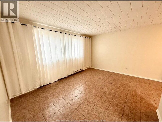 1547 Pelletier St in Windsor, ON - Building Photo - Building Photo