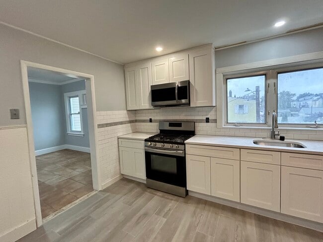 227 N 15th St, Unit Apt 2 in Bloomfield, NJ - Building Photo - Building Photo