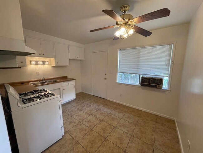 189 E 10th St-Unit -187 E. 10th St. in Beaumont, CA - Building Photo - Building Photo