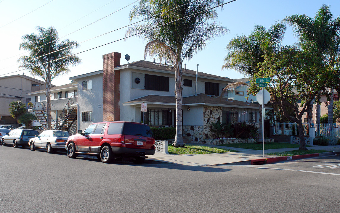 11602 Freeman Ave in Hawthorne, CA - Building Photo