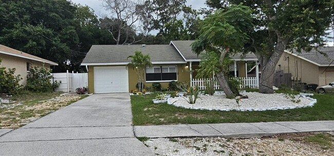 825 Pine St in Tarpon Springs, FL - Building Photo - Building Photo