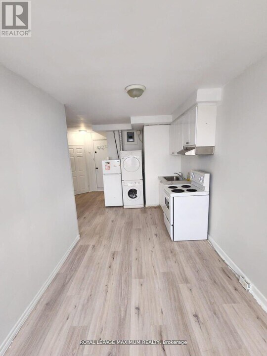 827 Albion Rd in Toronto, ON - Building Photo