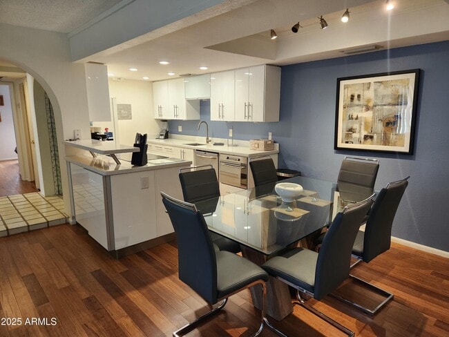 7557 N Dreamy Draw Dr in Phoenix, AZ - Building Photo - Building Photo