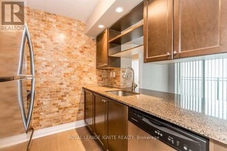 215 Queen St E in Brampton, ON - Building Photo - Building Photo