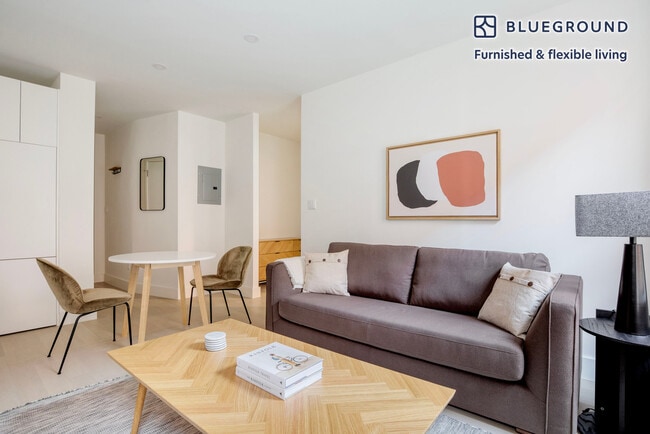 300 W 21st St in New York, NY - Building Photo - Building Photo