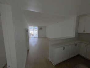 327 Normandie Ave in Los Angeles, CA - Building Photo - Building Photo