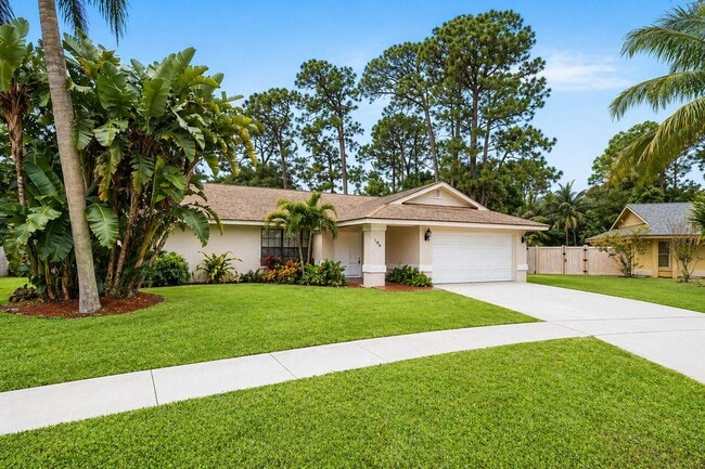 190 Parkwood Dr S in Royal Palm Beach, FL - Building Photo - Building Photo