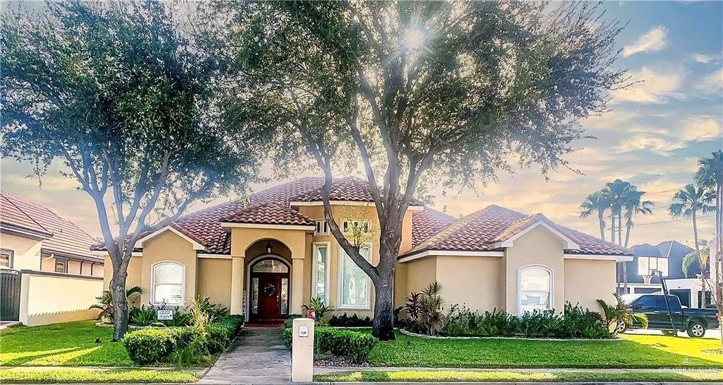 31 N 5th St in McAllen, TX - Building Photo