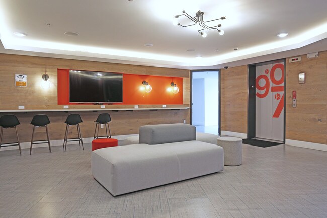 907 Third in Champaign, IL - Foto de edificio - Lobby