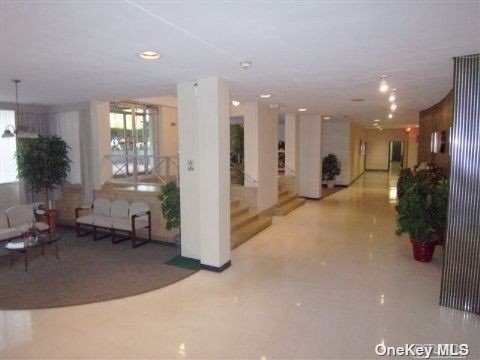 100 Lincoln Ave-Unit -7B in Mineola, NY - Foto de edificio - Building Photo