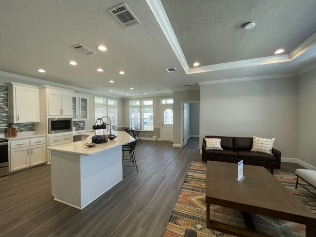 908 E Trinidad Ave in Venice, FL - Building Photo - Building Photo