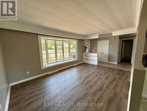 3223 Dorchester Rd in Niagara Falls, ON - Building Photo - Building Photo