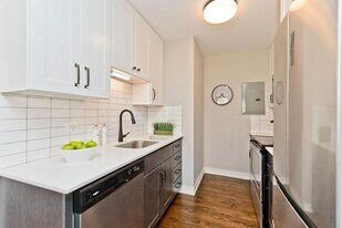 5536 N Sheridan Rd in Chicago, IL - Building Photo