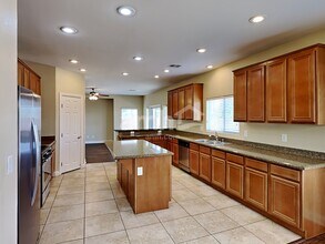 2920 E Gables Vale Ct in Las Vegas, NV - Building Photo - Building Photo