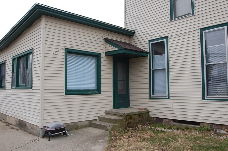 112 E Van Buren St in Leesburg, IN - Building Photo