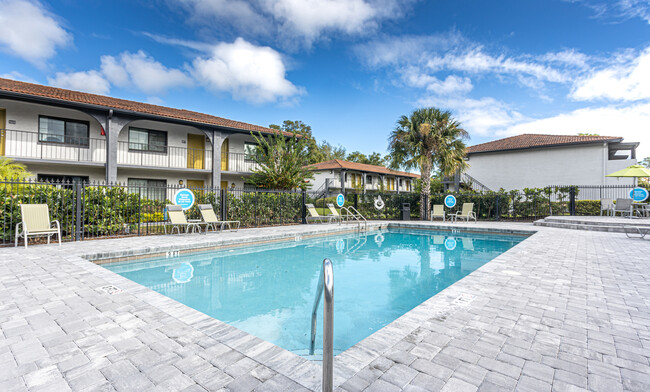 The Oasis Apartments in Daytona Beach, FL - Foto de edificio - Building Photo