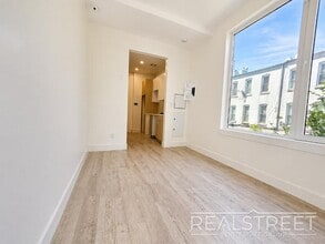 Rogers Avenue, Unit 2D in Brooklyn, NY - Foto de edificio - Building Photo
