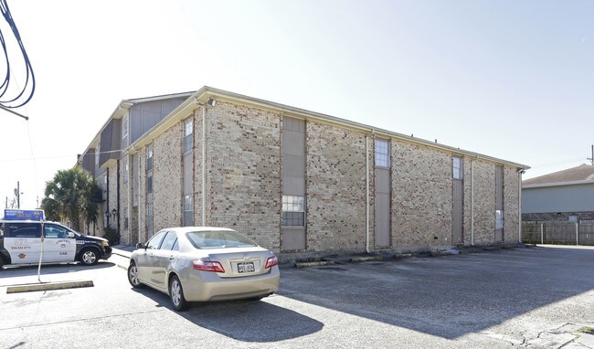 Clearview Apartments in Metairie, LA - Building Photo - Building Photo